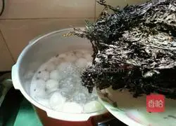 Illustration of how to make seaweed and white meatball soup 5