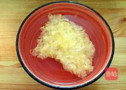 Illustration of how to make longan, red dates and white fungus soup 3