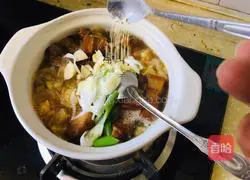 Illustration of how to make casserole with braised pork and sauerkraut 5