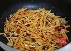 Illustration of how to make fried noodles with red oil king oyster mushroom 3