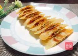 Illustration of how to make egg-filled pancakes with dumpling skins 7