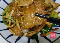 Illustration of how to stir-fry bacon with king oyster mushroom 5