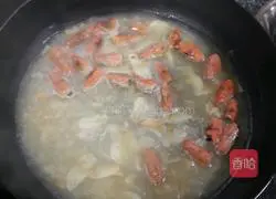 Illustration of how to make garlic seafood pasta 9