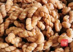 Illustration of how to make crispy twists 5