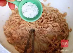 Illustration of how to make toon shredded pork noodles 6
