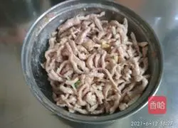 Illustration of how to stir-fry shredded pork with pickled cabbage 8