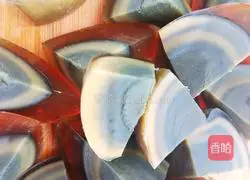 Illustration of how to make fried preserved eggs with pepper 4