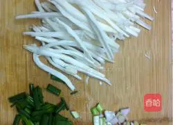 Illustration of how to tear shiitake mushroom roots by hand 3