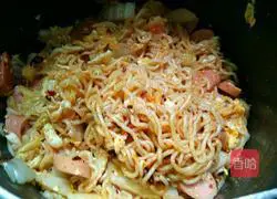 Illustration of how to make spicy fried noodles with ham sausage 11