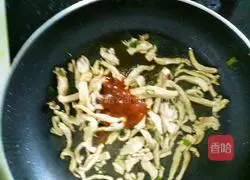 Illustration of how to make braised noodles with green vegetables 9