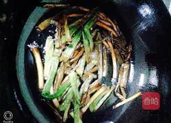 Illustration of how to make noodles with scallion oil 3