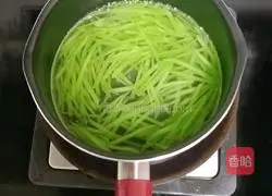 Illustration of how to make lettuce and apple soft cakes (baby food supplement) 2