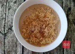 Illustration of how to make leek and shrimp skin egg rolls 5