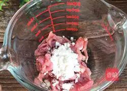 Illustration of how to make steamed eggs with minced meat 1