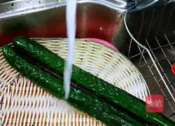 Illustration of how to pound cucumbers with mashed garlic 2