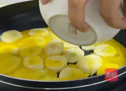 Illustration of how to make banana, corn and egg custard 5