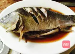 Illustration of how to make steamed crucian carp 6