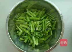 Illustration of how to stir-fry celery and peanuts 2