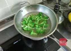 Illustration of how to make scrambled eggs with broccoli 2