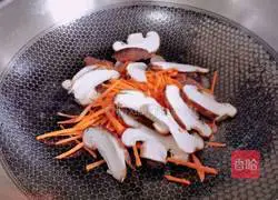 Illustration of how to make sausage and egg fried noodles 8