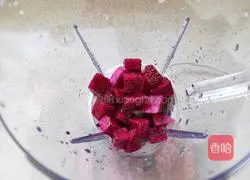 Illustration of how to make dragon fruit milkshake 3