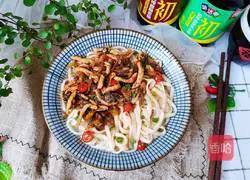 Illustration of how to make shredded pork noodles with pickled vegetables 13