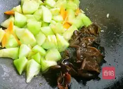 Illustration of how to make loofah, tofu and fungus soup 6