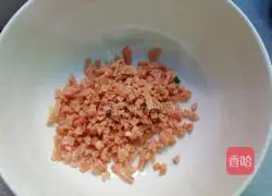 Illustration of how to make ham sausage, egg and scallion pancake 3