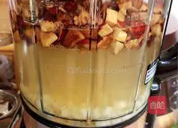 Illustration of how to make red date and lotus root soup 8