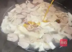 Illustration of how to make seaweed meatball noodles 5