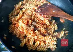 Illustration of how to make tomato sauce spiral pasta 12