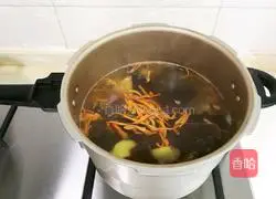 Illustration of how to make mussel, cordyceps and kelp bone soup 9