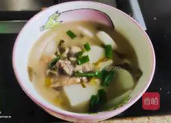 Illustration of how to make pickled vegetable, shredded pork and mushroom rice cake soup 1