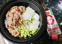 Illustration of how to make winter melon and edamame shrimp tail soup 1