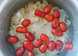 Illustration of how to make papaya milk and white fungus soup 4