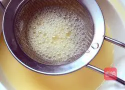 Illustration of how to make shrimp skin and egg custard 5