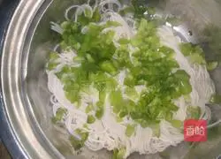 Illustration of how to make noodles with scallion oil 6
