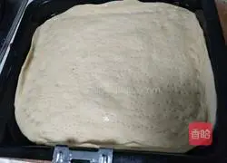 Illustration of how to make onion-stuffed sausage pizza 2