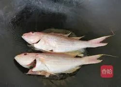 Illustration of how to make pan-fried redwood fish 3