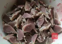 Illustration of how to stir-fry duck gizzards with shredded bamboo shoots 2