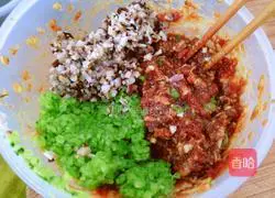 Chrysanthemum stems, mushrooms and pork stuffing dumplings Practice illustration 11