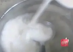 Illustration of how to make coriander and egg soup 8