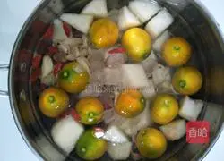 Illustration of how to make kumquat, snow pear and lily soup 10