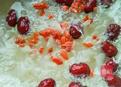 Illustration of how to make rock sugar, white fungus and red date soup 9