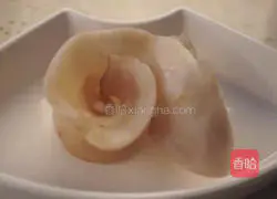 A bowl of New Zealand fish maw soup filled with warm winter love Illustration of how to do it 3