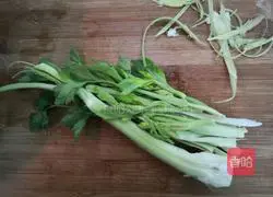 Illustration of how to make celery and egg pancakes 1