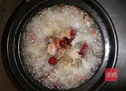 Illustration of how to make white fungus, red dates and sago 10