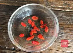 Illustration of how to make steamed eggs with longan and wolfberry 2