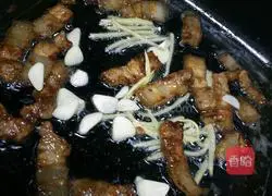 Illustration of how to make braised noodles with pork belly and beans 5