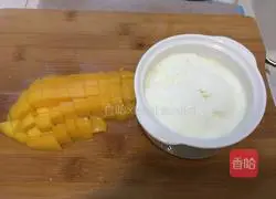 Illustration of how to make mango yogurt 7